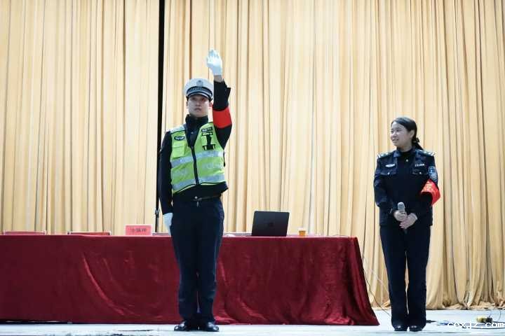 艺术系举办交通安全知识讲座
