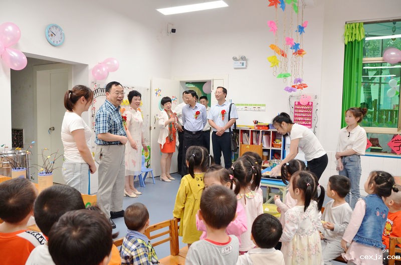 我校举行附属幼儿园挂牌仪式