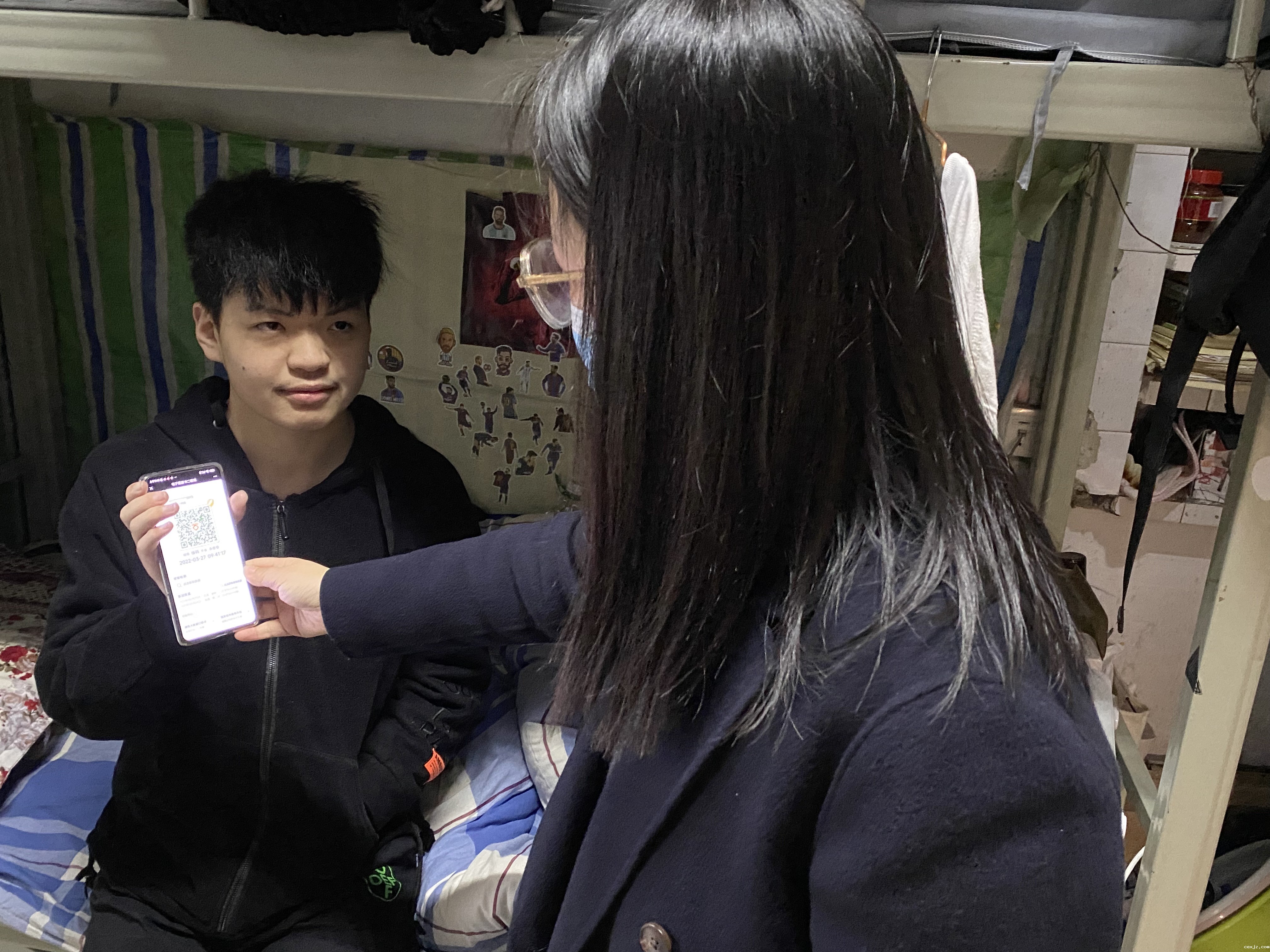 0326-李欣老师到寝室检查学生的健康码.jpg