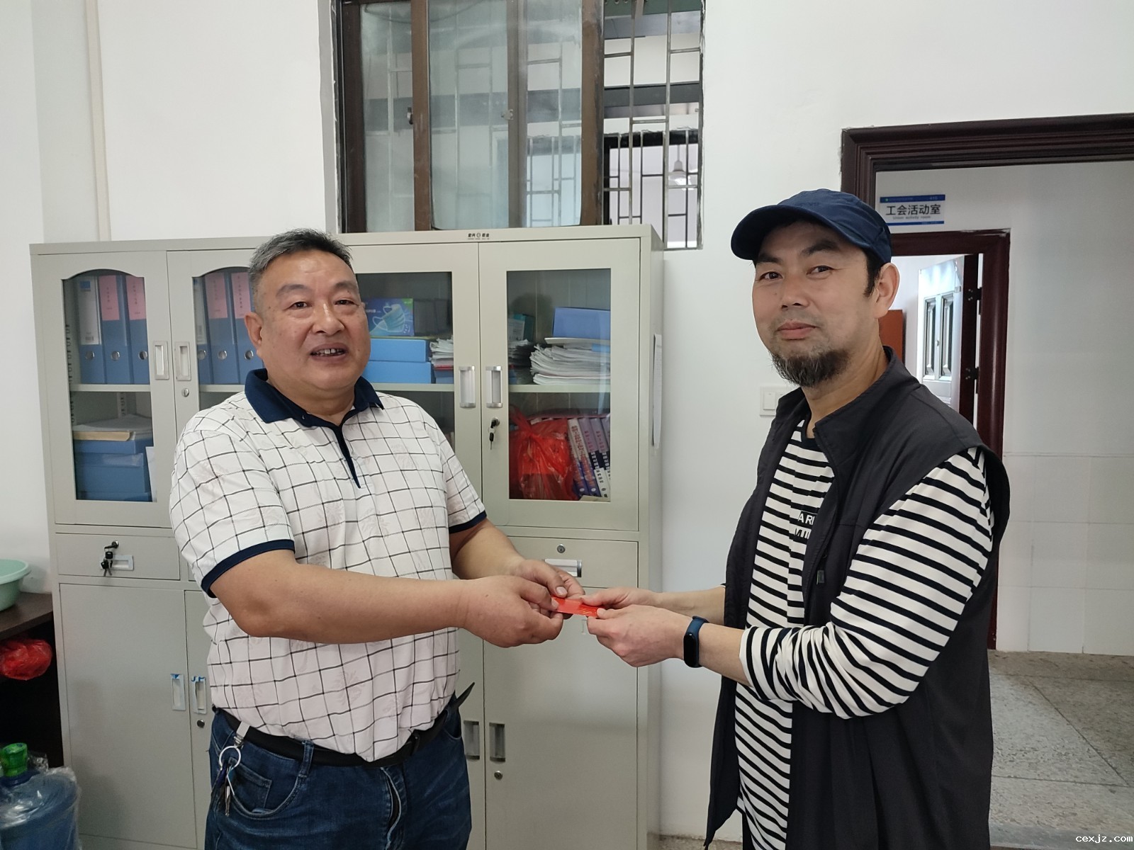 欢送退休教职工.jpg