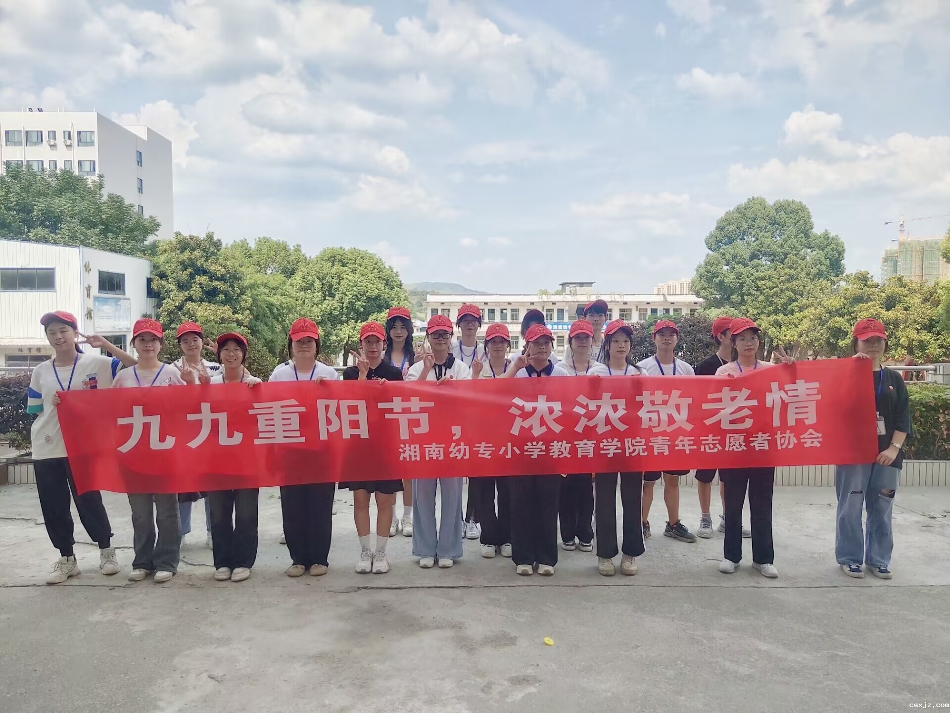 志愿者们在十七完小合影留念.jpg
