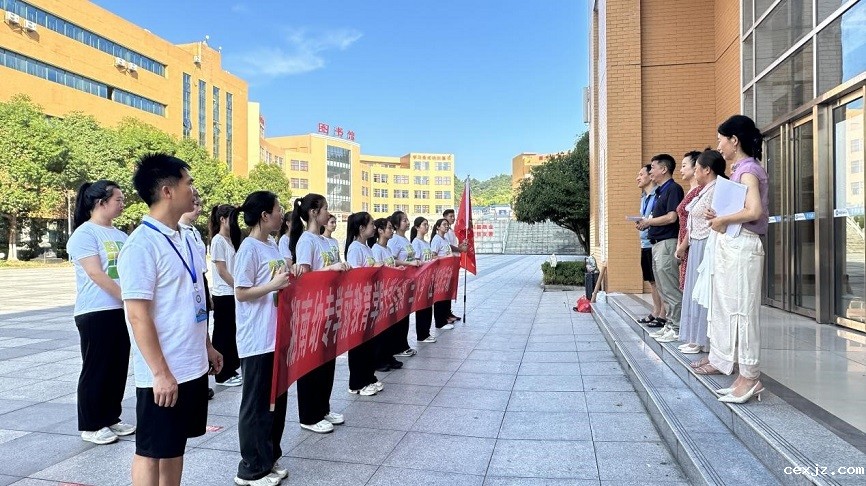 学院党总支书记谢耀华作动员讲话.jpg