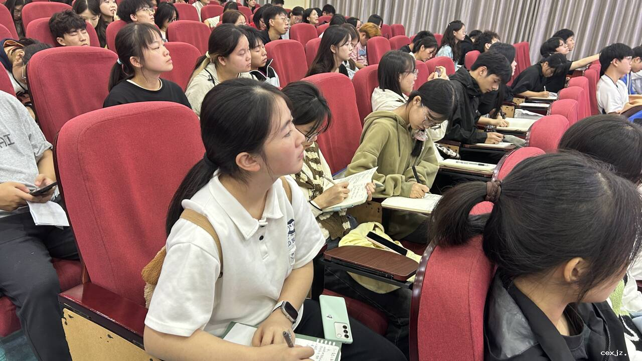 实习生在报告厅认真观摩展示课并记录2.png