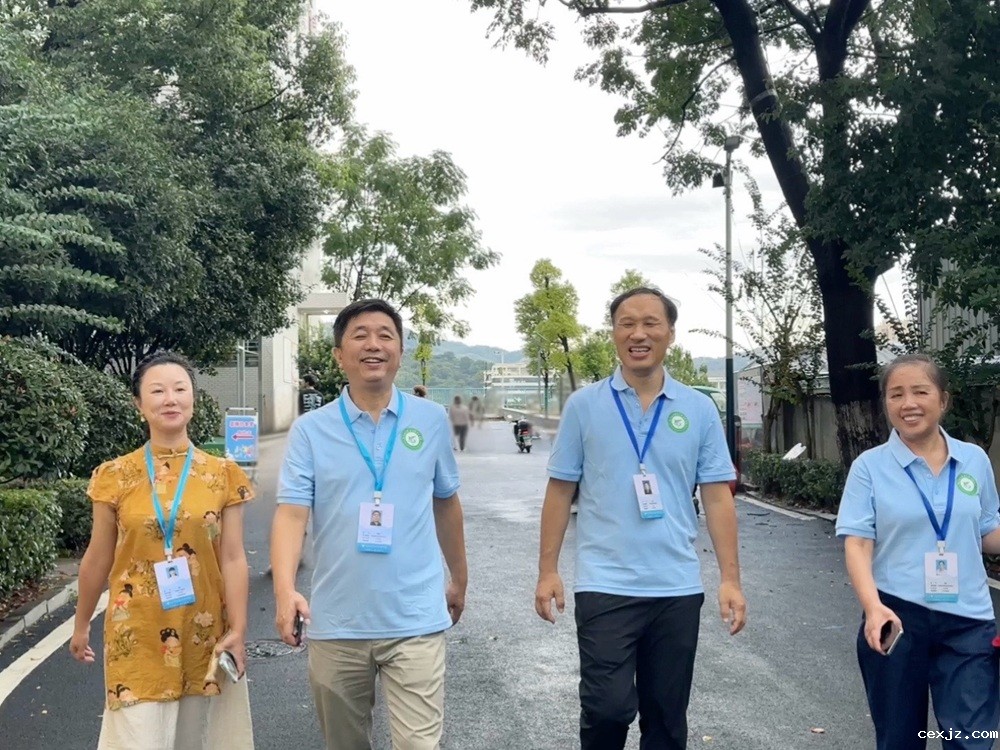 学前教育学院领导走访新生宿舍.JPEG